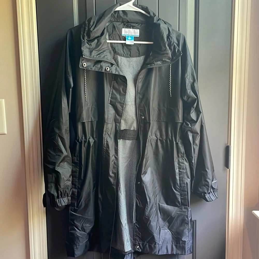 Columbia Women’s Omni-Tech Windbreaker size S Hooded Black Zip-Up/Snap Closure